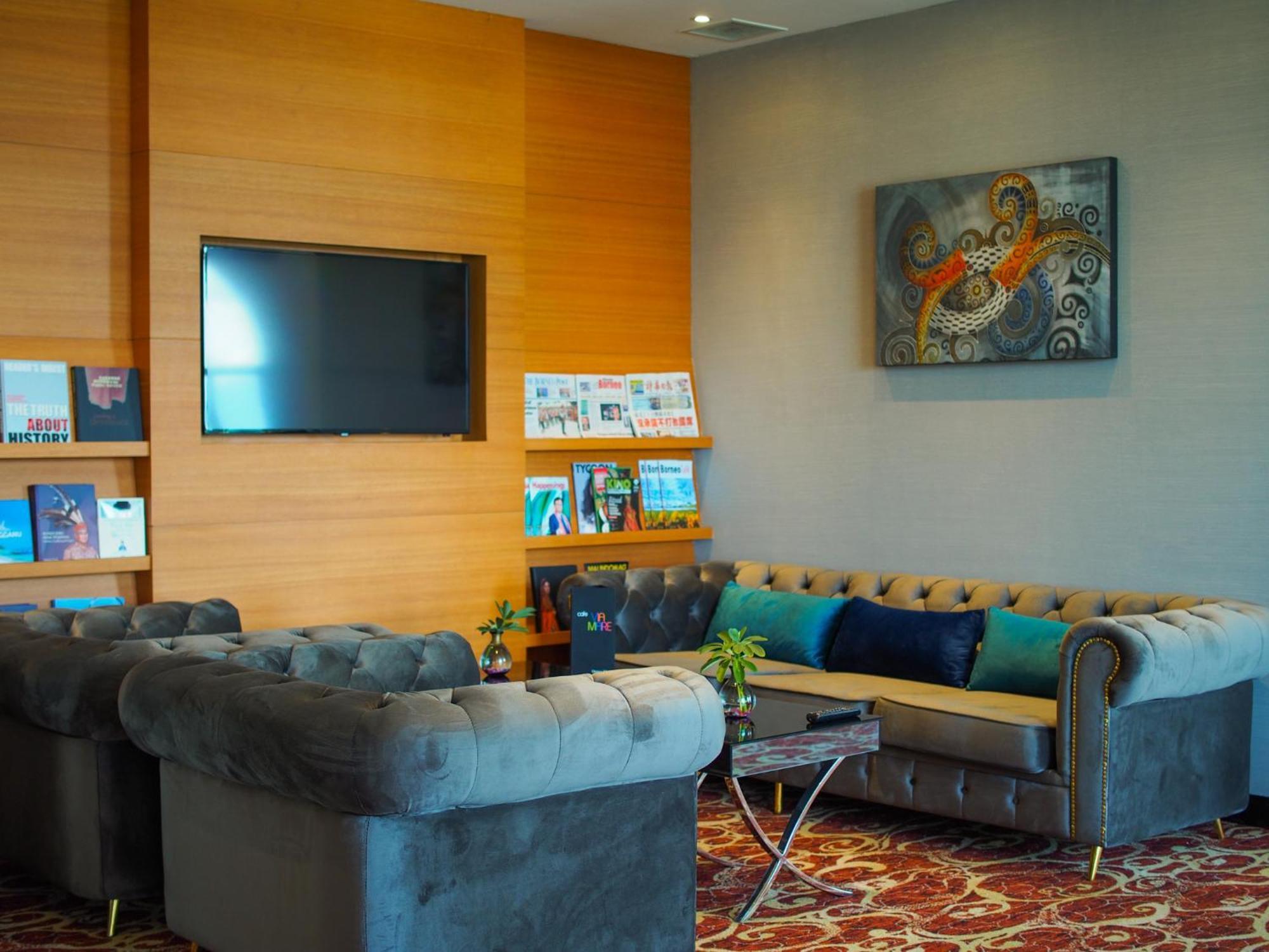 The Waterfront Hotel Kuching Exterior foto The lounge at Kilimanjaro International Airport