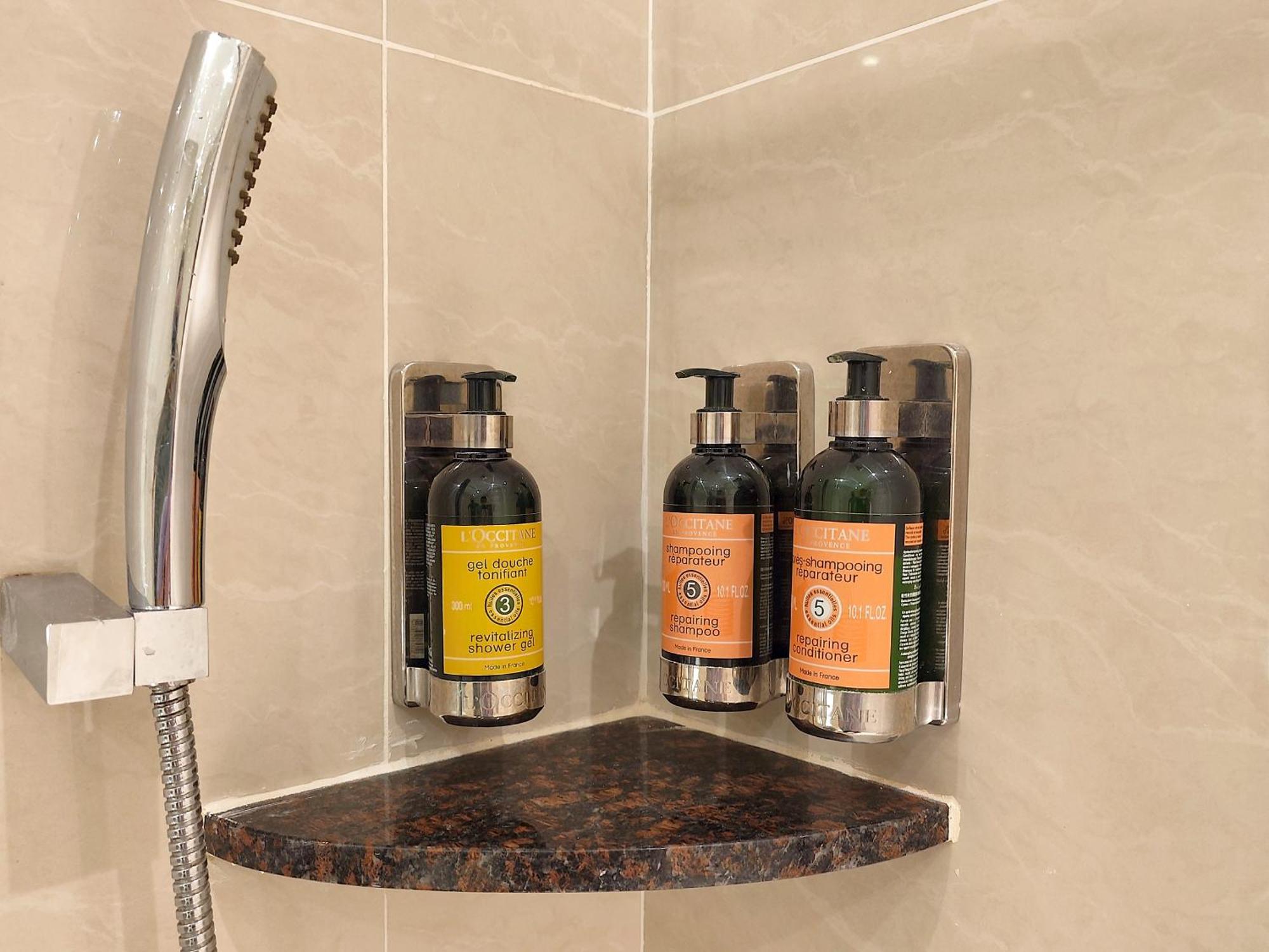 The Waterfront Hotel Kuching Exterior foto Shower gel
