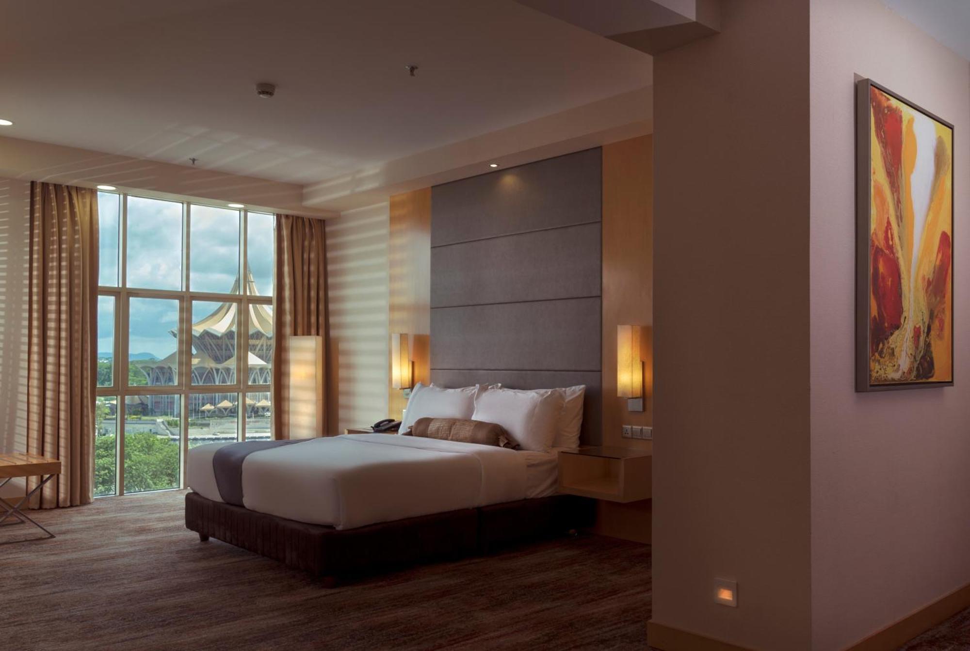 The Waterfront Hotel Kuching Exterior foto A bedroom at the hotel