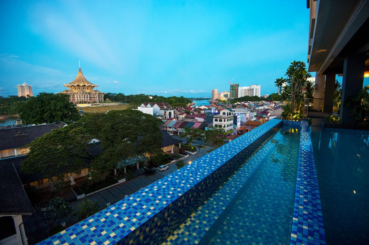 The Waterfront Hotel Kuching Exterior foto View of the Sultan Omar Ali Saiffuddin Mosque from the pool deck of the hotel
